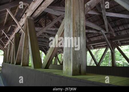 Gedeckte Holzbrücke über den Pemigewasset River in der Flume Gorge Stockfoto