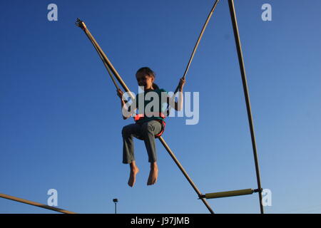 Happy girl Springen auf Trampolin, Bungee Jumping Stockfoto