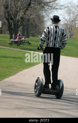 Mann auf elektrische Scooter im park Stockfoto