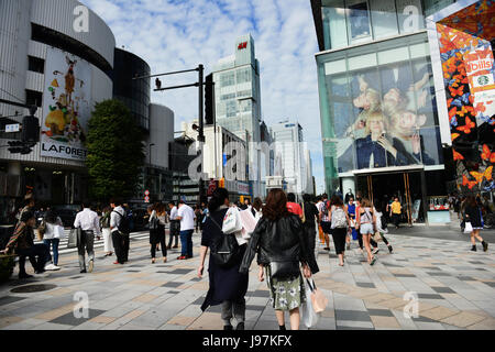 Fußgänger die modischen Omotesando Street im Zentrum von Tokio Stockfoto