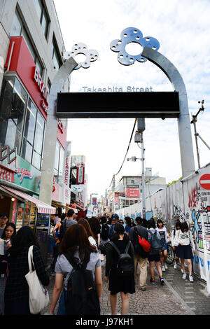 Junge Japaner krähte zu Fuß durch Takeshita Straße in Harajuku, Tokio. Stockfoto