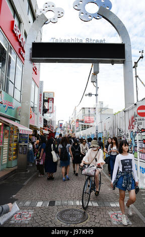 Junge Japaner krähte zu Fuß durch Takeshita Straße in Harajuku, Tokio. Stockfoto