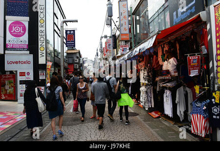 Junge Japaner krähte zu Fuß durch Takeshita Straße in Harajuku, Tokio. Stockfoto