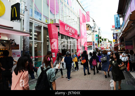 Junge Japaner krähte zu Fuß durch Takeshita Straße in Harajuku, Tokio. Stockfoto