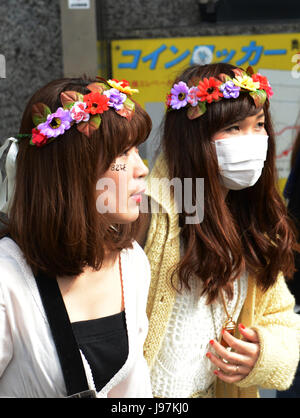 Junge Japaner krähte zu Fuß durch Takeshita Straße in Harajuku, Tokio. Stockfoto