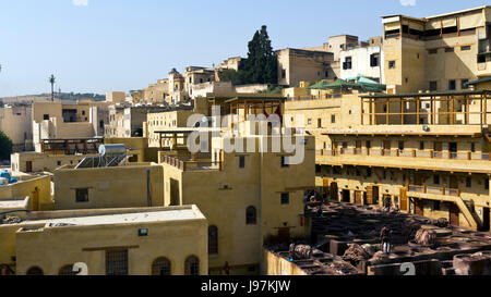 Panoramablick über die Medina von Fes, Marokko, mit einer Gerberei in den Vordergrund Stockfoto