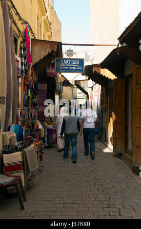 Schmale Fußgänger-Straße in der Medina von Fes, Marokko Stockfoto