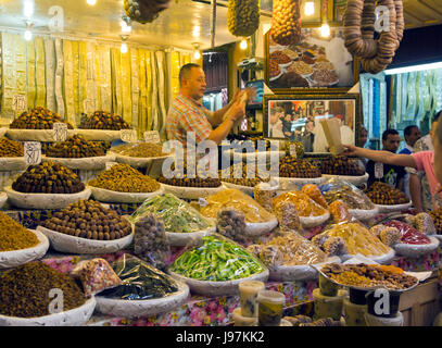 Shop mit getrockneten Früchten und Nüssen im Souk von Fes, Marokko Stockfoto