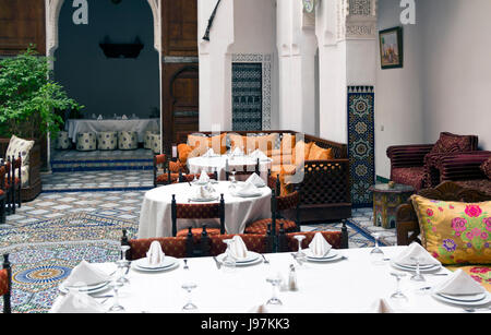 Gedeckte Tische in einem traditionellen Restaurant in Fes, Marokko Stockfoto