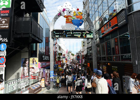 Junge Japaner krähte zu Fuß durch Takeshita Straße in Harajuku, Tokio. Stockfoto