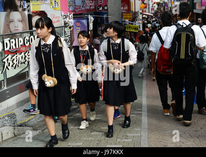 Junge Japaner in Harajuku, Tokio krähte. Stockfoto