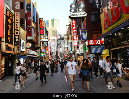 Shibuya ist eine sehr beliebte Einkaufs-, Unterhaltungs- und Nachtleben in Tokyo, Japan. Stockfoto