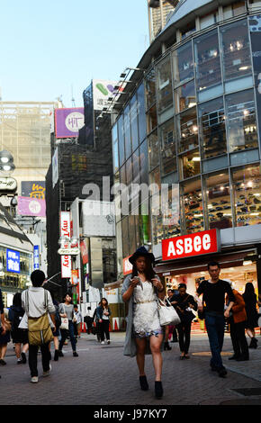 Shibuya ist eine sehr beliebte Einkaufs-, Unterhaltungs- und Nachtleben in Tokyo, Japan. Stockfoto