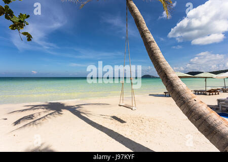 Schwingen Sie an einer Palme in der idyllischen Bai Sao Beach auf Phu Quoc Insel in Vietnam in den Golf von Thailand. Stockfoto