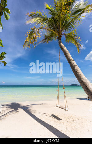 Schwingen Sie an einer Palme in der idyllischen Bai Sao Beach auf Phu Quoc Insel in Vietnam in den Golf von Thailand. Stockfoto