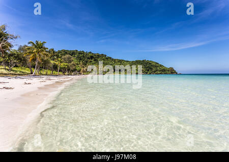 Atemberaubenden weißen Sandstrand Namen Bai Sao Beach auf der Insel Phu Quoc in Südvietnam in den Golf von Thailand. Stockfoto