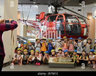 Japanische Schule Kinder besuchen in Tokio Fire Museum in Yotsuya Shinjuku. Stockfoto