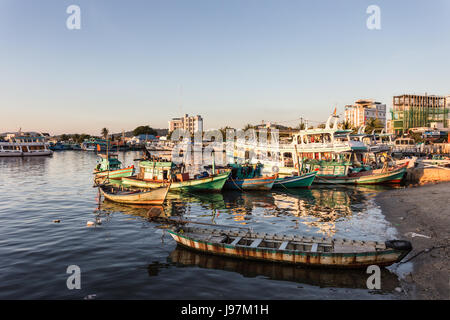 Sonnenuntergang über den Duong Dong-Fischer-Hafen in Phu Quoc Inselstadt in Vietnam. Stockfoto