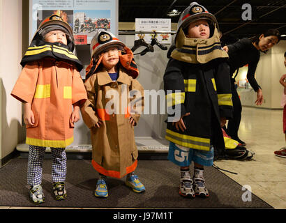 Japanische Kinder verkleidet als Feuerwehrmänner in Tokyo's Fire Museum in Yotsuya Shinjuku. Stockfoto