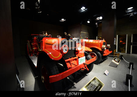 Alte Löschfahrzeuge in Tokyos Fire Museum in Yotsuya Shinjuku. Stockfoto