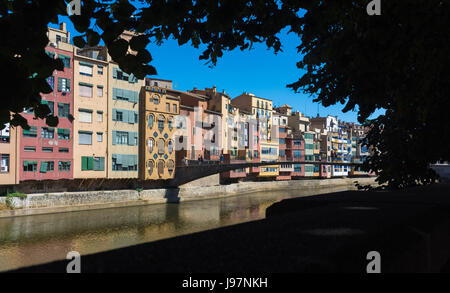 Die typischen bunten katalanischen Häuser in Girona befindet sich entlang des Flusses. Spanien, Europa. Stockfoto