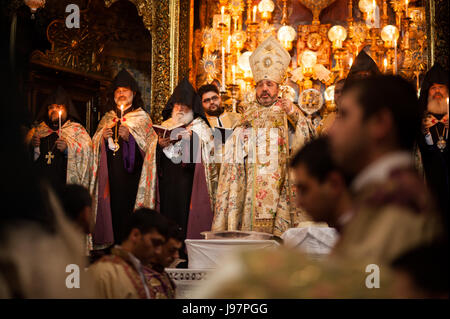 Armenischer Patriarch von Jerusalem, Nourhan Manougian, führt eine besondere Gründonnerstag-Messe in der Kathedrale von St. James in der Altstadt von Jerusalem, 17. April 2014. Das Ritual erinnert an Jesu Waschen der Füße seiner Jünger nach dem letzten Abendmahl, die Nacht Brefore seiner Verhaftung und Kreuzigung. Stockfoto