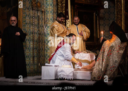 Armenischen Patriarchen von Jerusalem, Nourhan Manougian, wäscht die Füße des anderen Klerus während einer speziellen Gründonnerstag-Messe in der Kathedrale von St. James in der Altstadt von Jerusalem, 17. April 2014. Das Ritual erinnert an Jesu Waschen der Füße seiner Jünger nach dem letzten Abendmahl, die Nacht Brefore seiner Verhaftung und Kreuzigung. Stockfoto