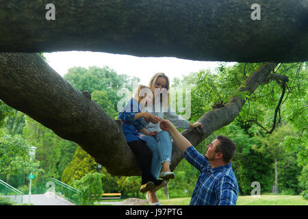 Eine glückliche Familie Zeit verbringen, in einem park Stockfoto