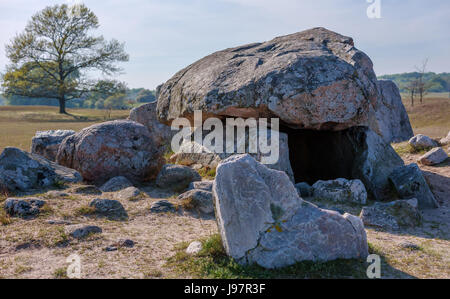 Megalithischen Grabkammer bei Havang Nature reserve in Schweden. Website ist über 5000 Jahre alt. Eiche im Hintergrund. Stockfoto