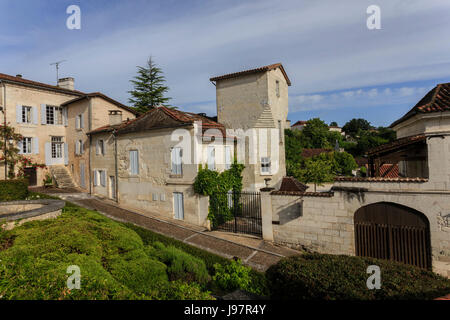 Frankreich, Charente, Aubeterre sur Dronne, beschriftet die Schönsten Dörfer Frankreichs, Häuser der Tour des Apotres Street und die apotres Turm Stockfoto