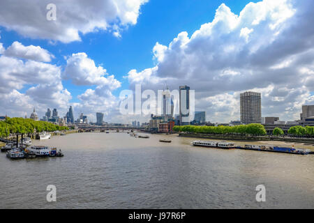 Skyline von London erschossen Blick flussabwärts von Waterloo Bridge in Richtung Canary Wharf mit berühmten Gebäude der Stadt. Stockfoto