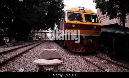 Schulen Sie näher kommen in Zug Bahnhof Hua Lamphong Bangkok Thailand Stockfoto