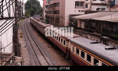 Schulen Sie näher kommen in Zug Bahnhof Hua Lamphong Bangkok Thailand Stockfoto