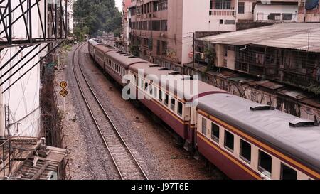 Schulen Sie näher kommen in Zug Bahnhof Hua Lamphong Bangkok Thailand Stockfoto