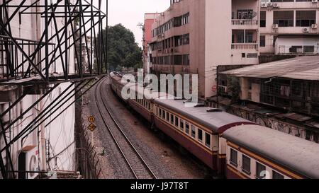 Schulen Sie näher kommen in Zug Bahnhof Hua Lamphong Bangkok Thailand Stockfoto