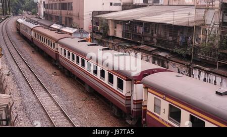 Schulen Sie näher kommen in Zug Bahnhof Hua Lamphong Bangkok Thailand Stockfoto