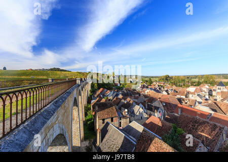 Frankreich, Cher, Menetreol-Sous-Sancerre, das Dorf aus dem Viadukt betrachtet Stockfoto