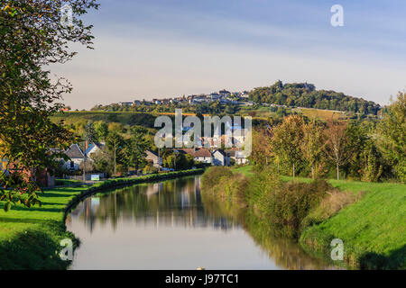 Frankreich, Cher, menetreol-sous-Sancerre, das Dorf und die Canal lateral a la Loire, Sancerre hinter Stockfoto