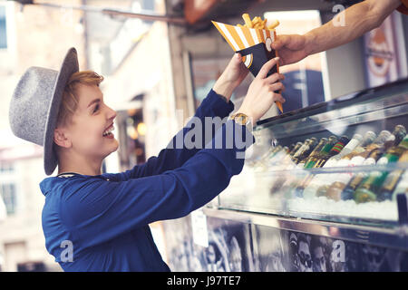 Weibliche Kunden erreichen Essen vom Hersteller Stockfoto