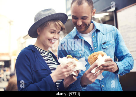 Glückliches Paar genießen Sie ihre Mahlzeit Stockfoto