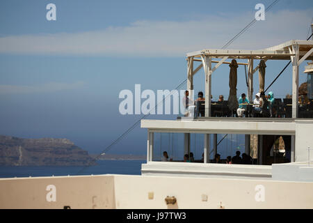 Vulkanische griechische Insel Santorin eine der Kykladen im Ägäischen Meer. Fira Islands Hauptstadt Pfingstmontag Kleidung shop Stockfoto