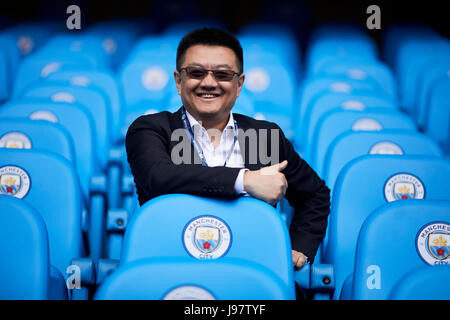 Yan Cheng, Personaldirektor des Organisationskomitees Beijing für die Olympischen Winterspiele 2022 besucht Manchester City FC Etihad Stadium. Stockfoto