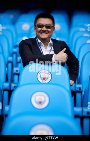 Yan Cheng, Personaldirektor des Organisationskomitees Beijing für die Olympischen Winterspiele 2022 besucht Manchester City FC Etihad Stadium. Stockfoto