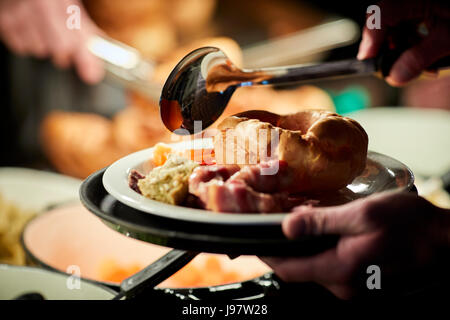 Fleischbuffet Pub, traditionelle Sonntag Glück auf einem Teller Stockfoto