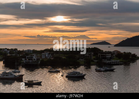 Blick auf den Sonnenuntergang in Kota Kinabalu, Sabah, Malaysia. Stockfoto