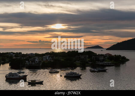 Blick auf den Sonnenuntergang in Kota Kinabalu, Sabah, Malaysia. Stockfoto