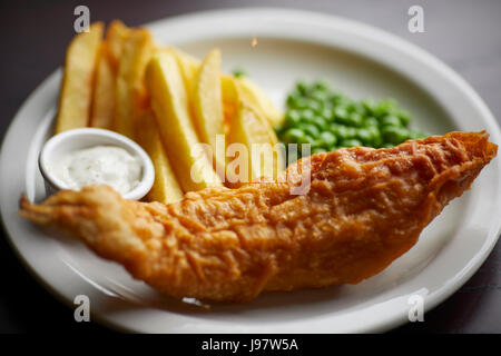 Traditionelle britische Gericht Fish &amp; Chips mit Erbsenpüree. Stockfoto