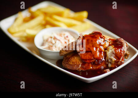 Traditionelle Pub Essen, Huhn in Soße und Pommes Frites. Stockfoto