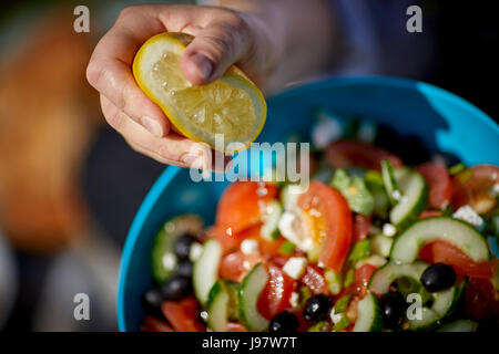 Traditionelles Picknick Essen, mit einem griechischen Salat mit Zitronensaft werden Plätze in He Schüssel Stockfoto