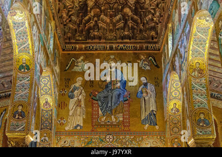 Byzantinischen Stil Mosaik von Christ in der Majestät mit Peter und Paul in der Pfalz-Kapelle (Cappella Palatina) von Norman-Palast (Palazzo dei Normanni) Stockfoto